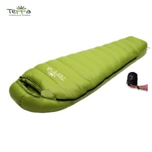 A. Saco de dormir (plumas). Liviano