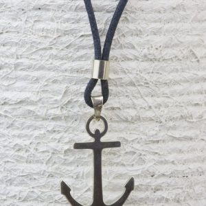 Colgante ancla de plata con cordón de cuero