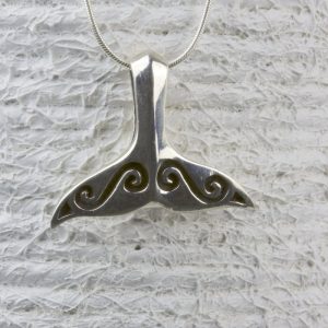 Colgante cola de ballena olas plata