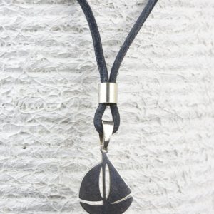 Colgante velero de plata con cordón de cuero