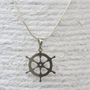 Colgante timón de plata con cadena
