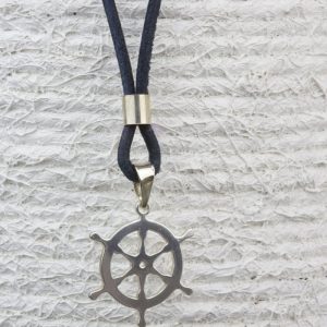 Colgante timón de plata con cordón de cuero