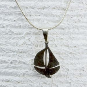 Colgante velero de plata con cadena